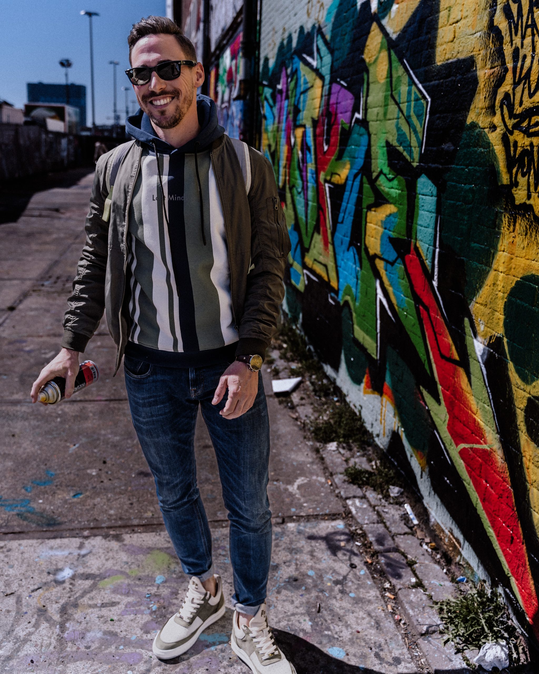 Fotograf fotografiert mann grafitti