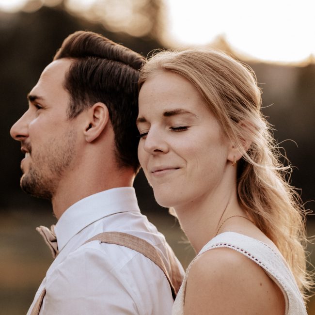 fotograf fotografiert paar wie braut sich an Bräutigam anschmiegt Nahaufnahme